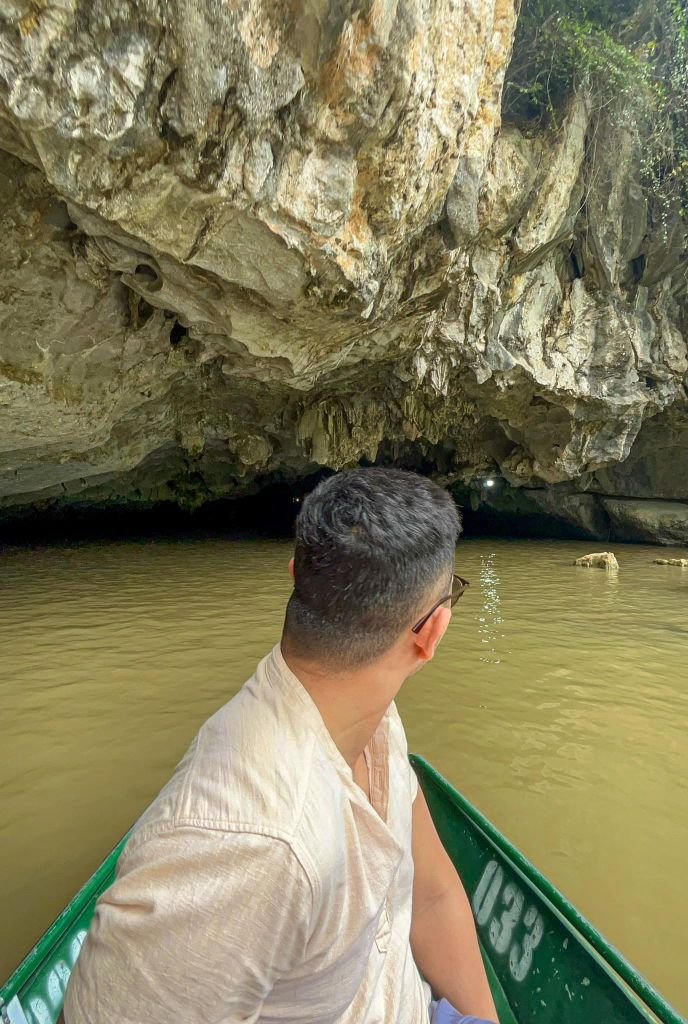ninh-binh-tam-coc-cave1 Ninh Binh Tam Coc River Approaching the Cave